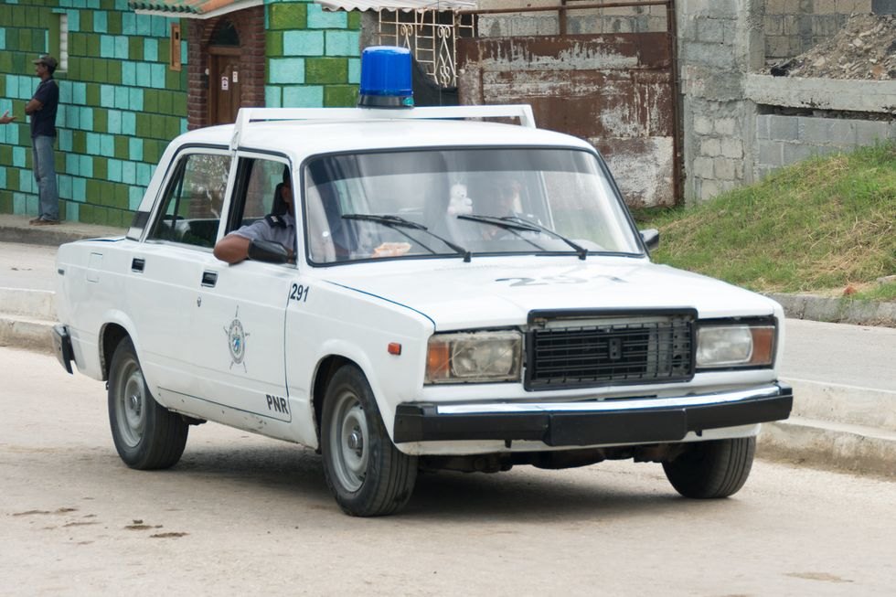 Худшие полицейские автомобили в мире: вы удивитесь, но среди них попался один советский!