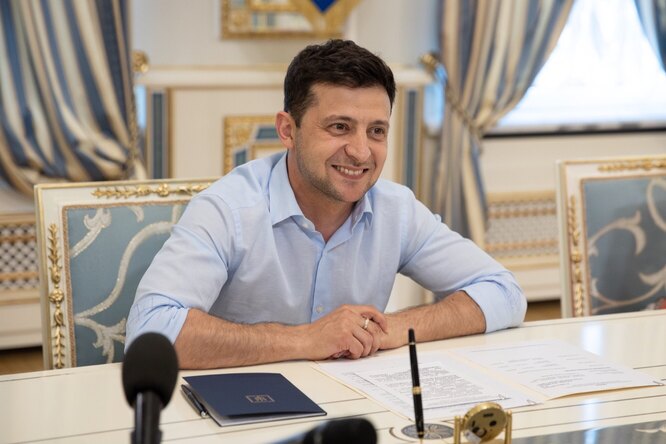 Президент Украины Владимир Зеленский сравнил себя со Стивом Джобсом Президент Украины Владимир Зеленский сравнил себя со Стивом Джобсом