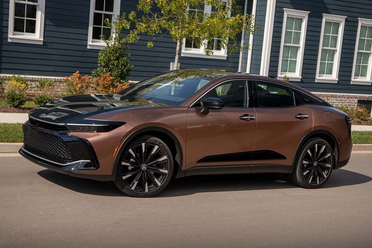 В Россию привезли Toyota Crown: самое важное о незнакомке за 100 секунд