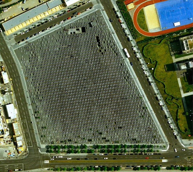 Мемориал памяти убитых евреев Европы в Берлине (Германия) представляет собой 2711 бетонных плит