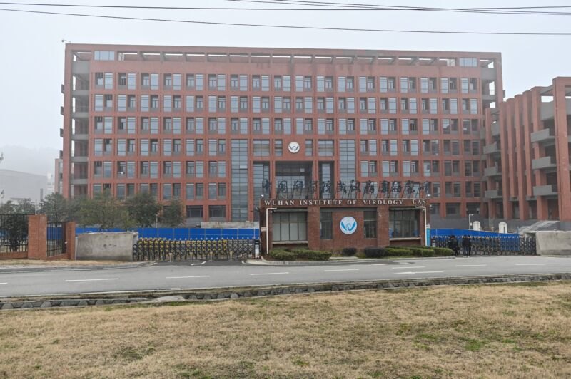 Ведомство США утверждает, что COVID-19 появился в лаборатории. Но правительство не согласно