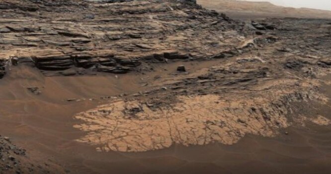 Тайна марсианских минералов. Один из регионов, исследованных Curiosity в 2015 году, где слой песчаника покоится на аргиллитовой основе, содержал невероятное количество кремнезема – оксида кремния, главного компонента горных пород. Чтобы получить такое количество кремнезема, потребовалась бы вода, очень много воды. А первая же взятая в зоне проба обнаружила тридимит – редчайший минерал даже на Земле.