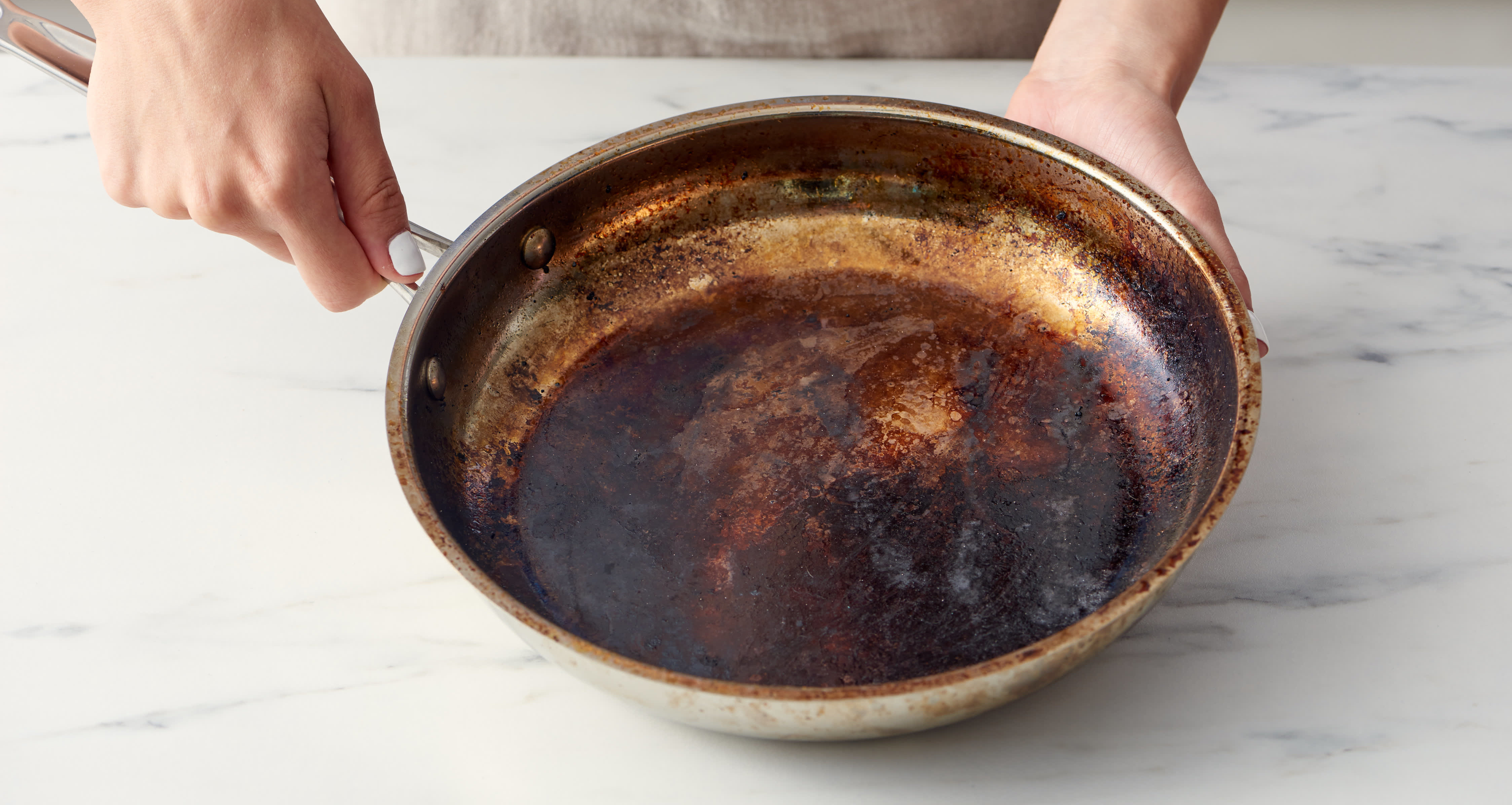 Как быстро убрать ржавчину и нагар с любимой посуды