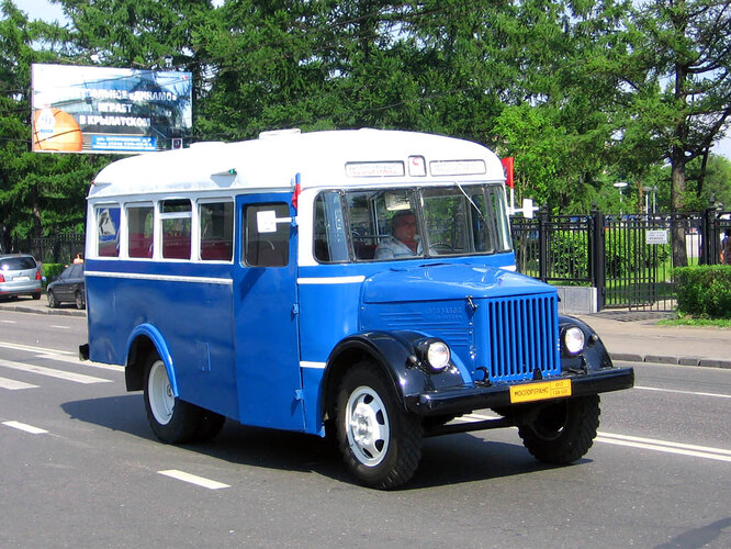1949 год, оригинальный ГЗА-651. Отличие между автобусами, созданными на разных заводах, зачастую состояло в выдавленной на капоте маркировке. Здесь – «Автозавод им. Молотова» (то есть ГАЗ).