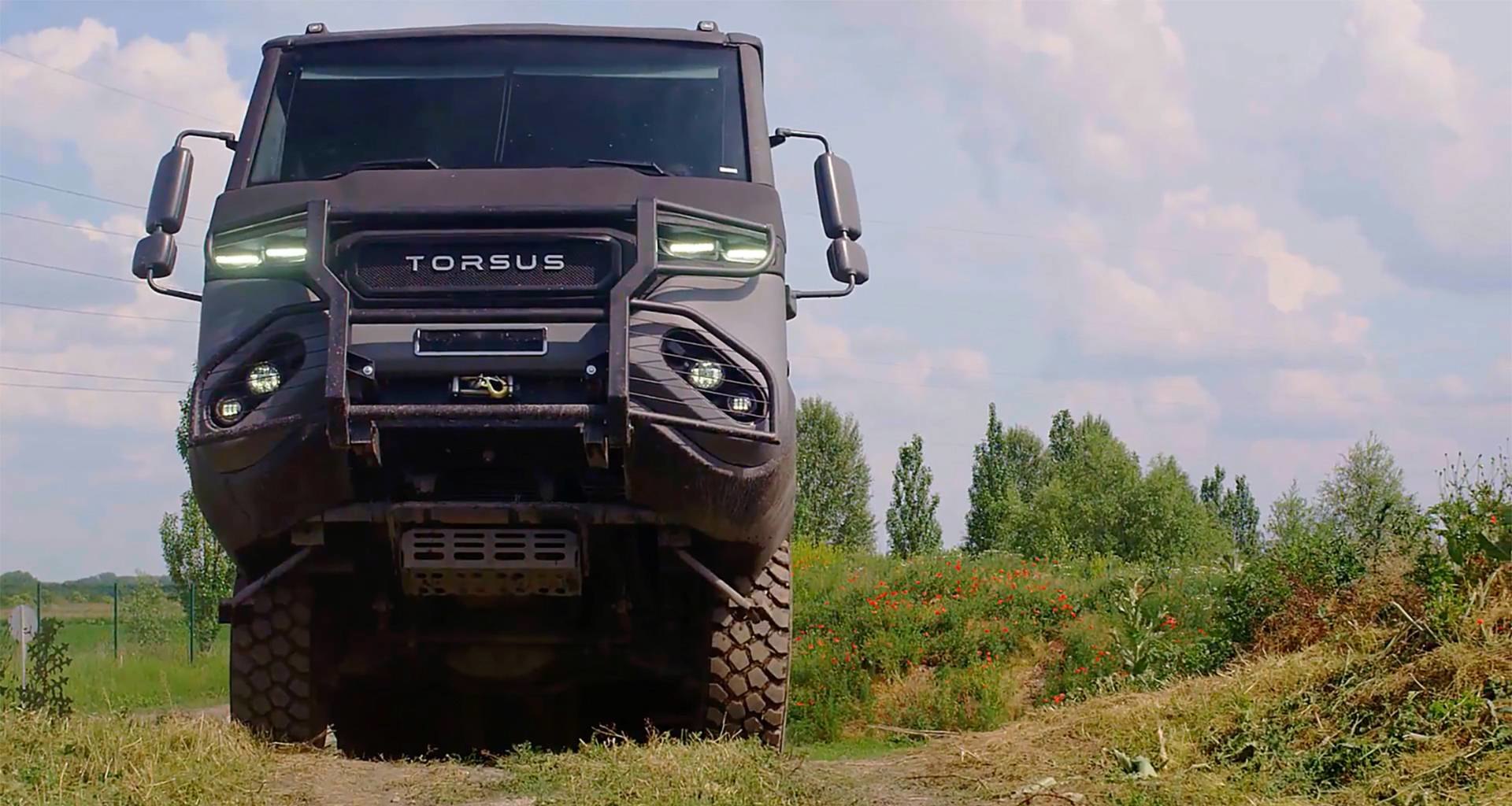 Современная вахтовка: первый в мире внедорожный автобус