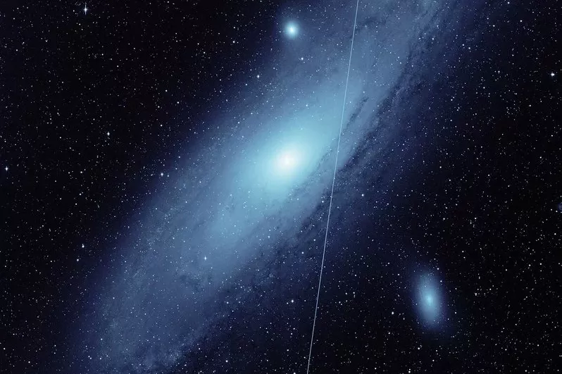 Спутников Илона Маска так много, что их видно на каждой пятой фотографии космоса  и это пугает ученых