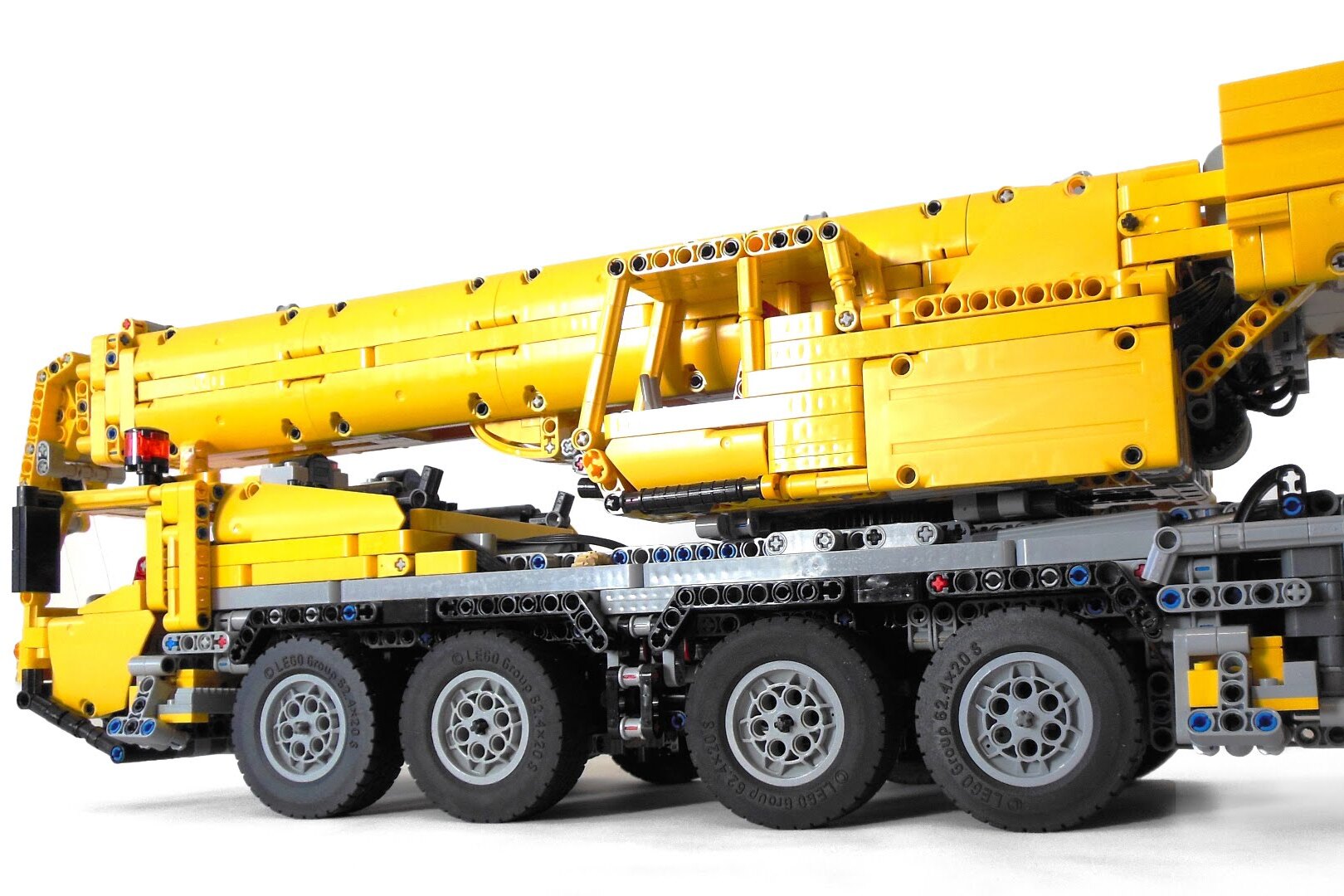 На что способен Lego: как мужчина собрал из знаменитого конструктора настоящий строительный кран. Видео