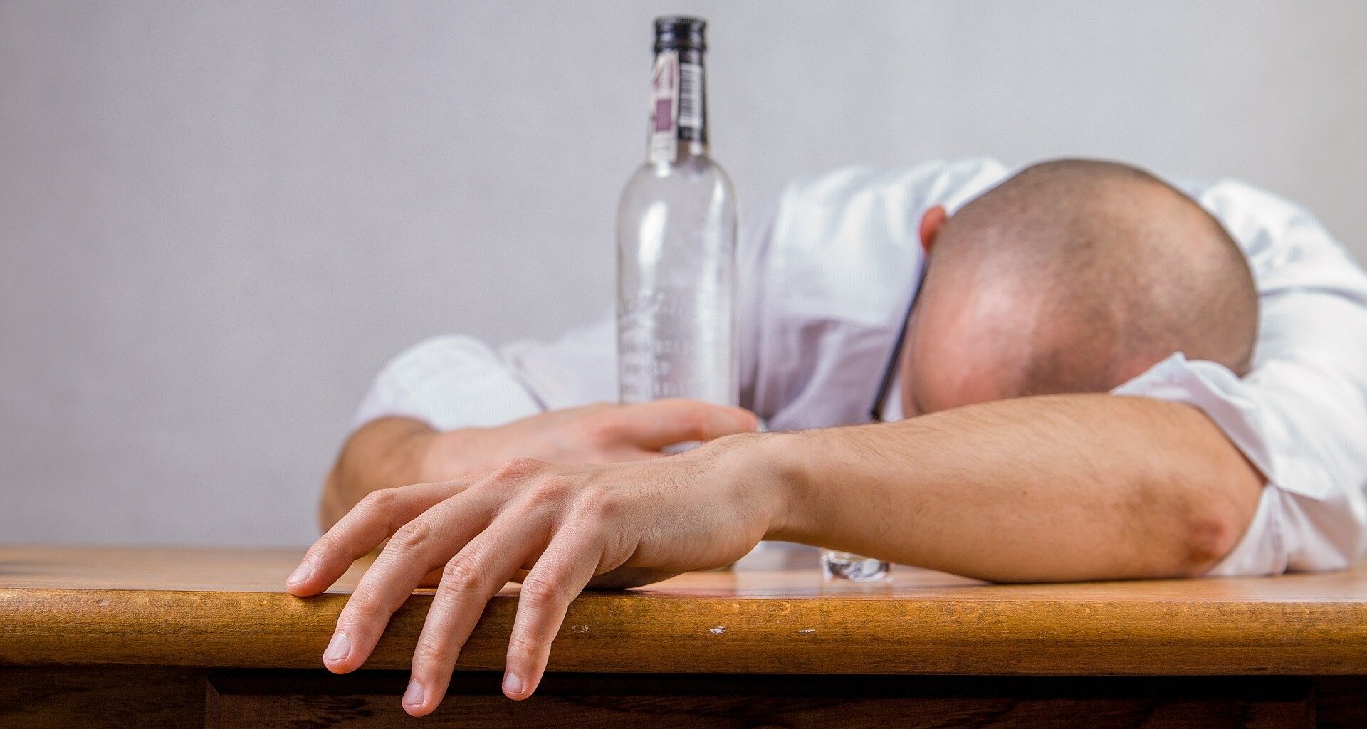 Как быстро вывести алкоголь из организма: врачи предложили быструю и дешевую технику