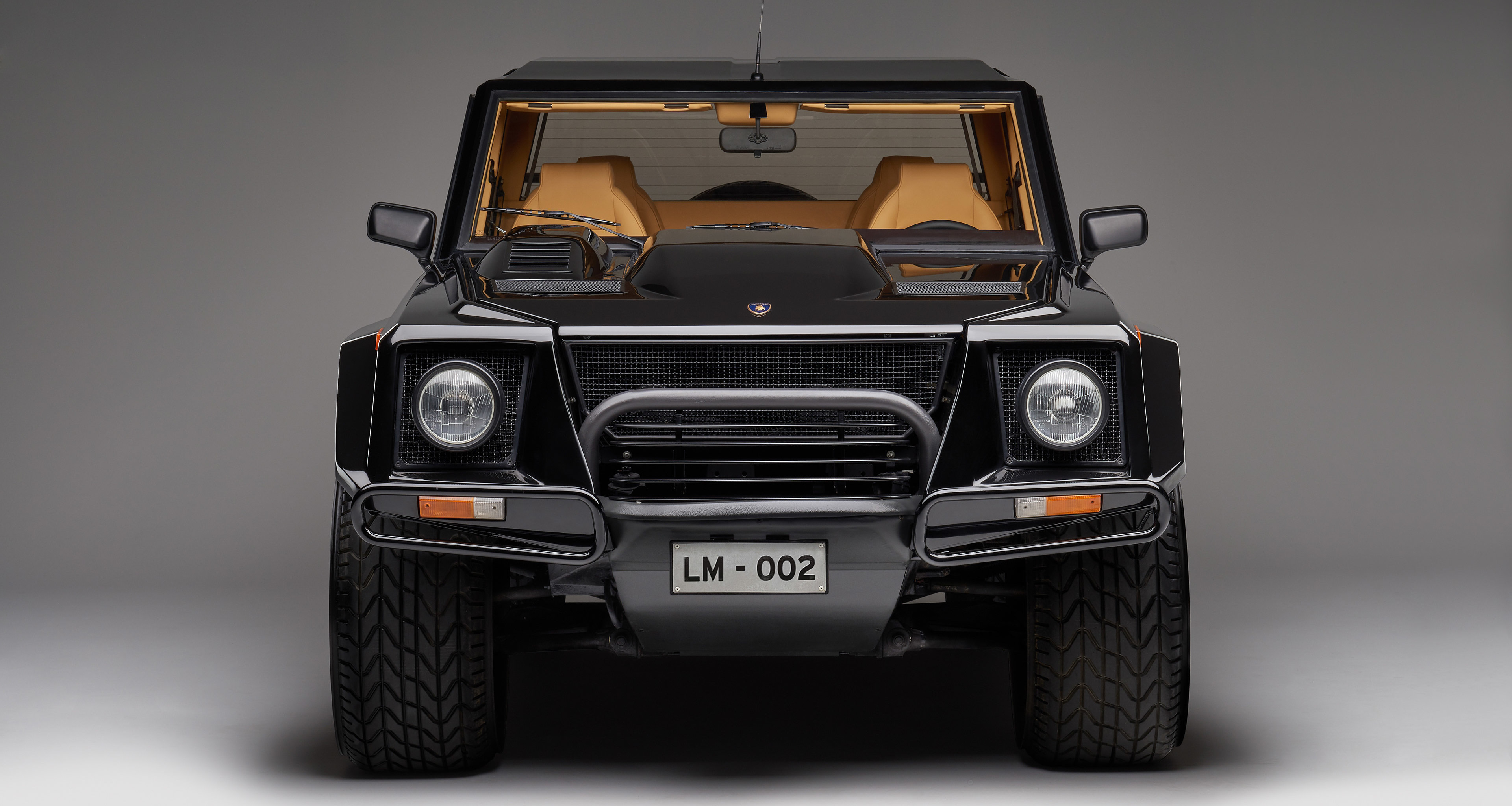 Lamborghini LM002: факты и мифы о самом скандальном автомобиле