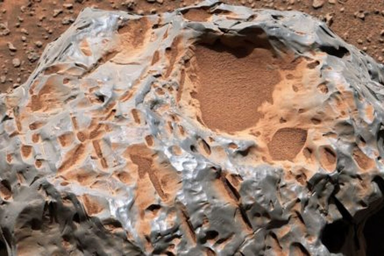 Ровер Curiosity обнаружил на Марсе редкий метеорит - осколок ядра древней планеты