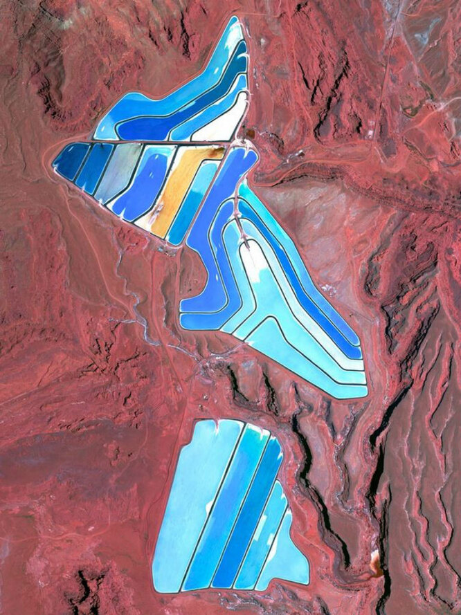 Испарительные установки калийного рудника в Моабе, штат Юта (США), которые окрашены в голубой цвет, чтобы ускорить испарение солей, используемых в производстве удобрений