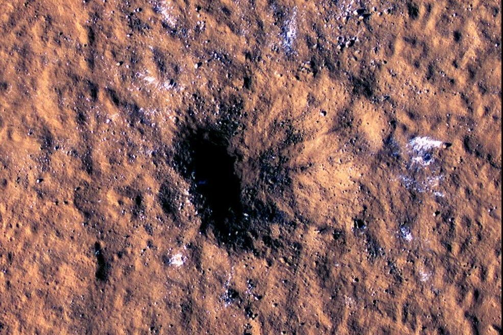 NASA обнаружило на Марсе два крупнейших ударных кратера
