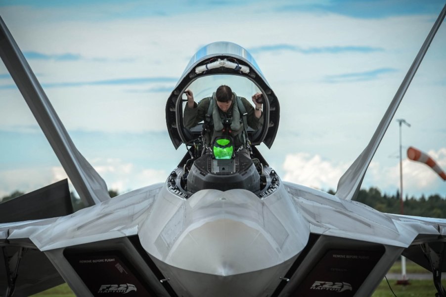 Что случилось с американским самолетом F-22: куда он пропал