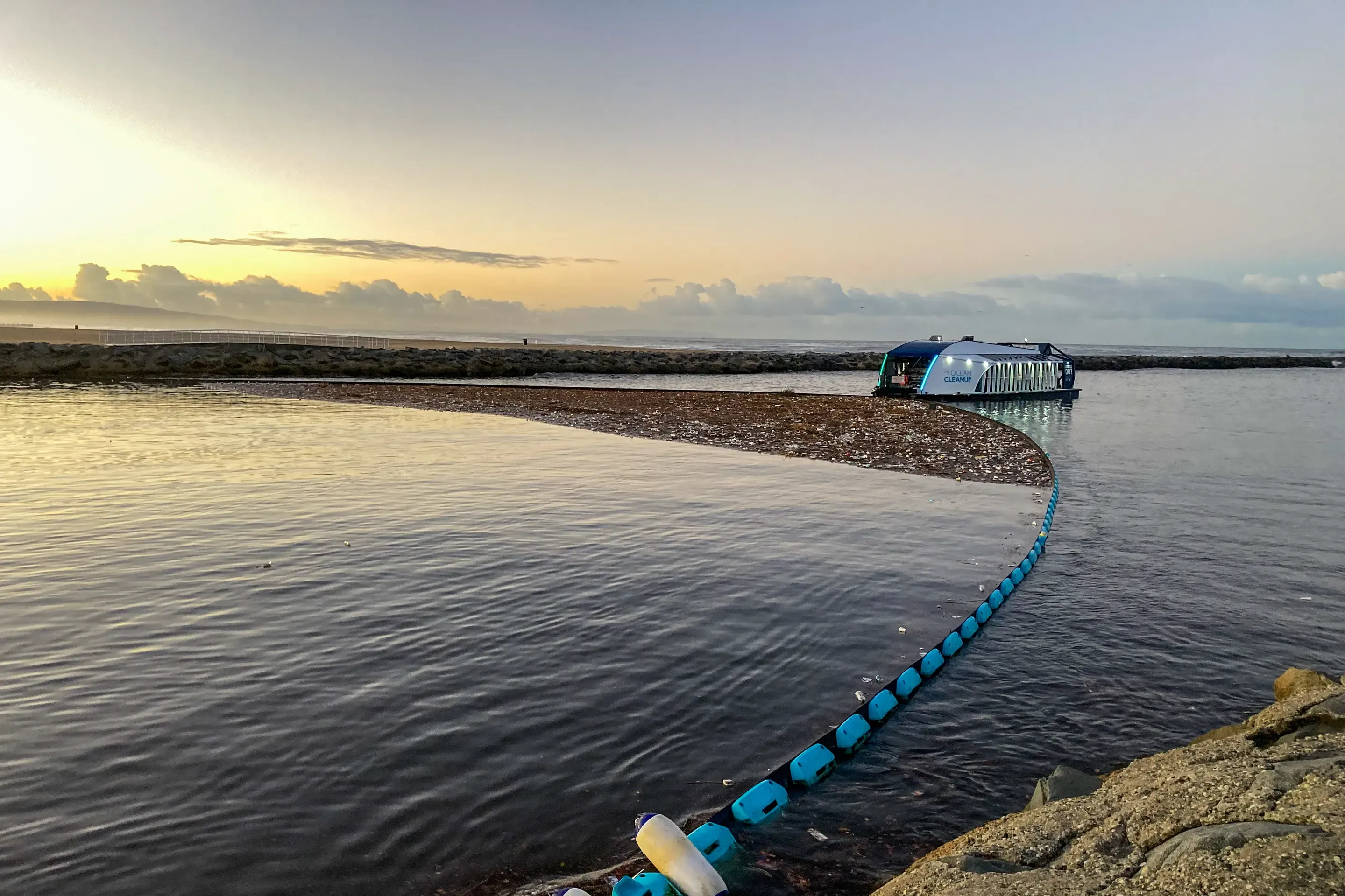Автономное судно Ocean Cleanup на солнечных батареях извлекает из воды до 1000 тонн пластикового мусора в год