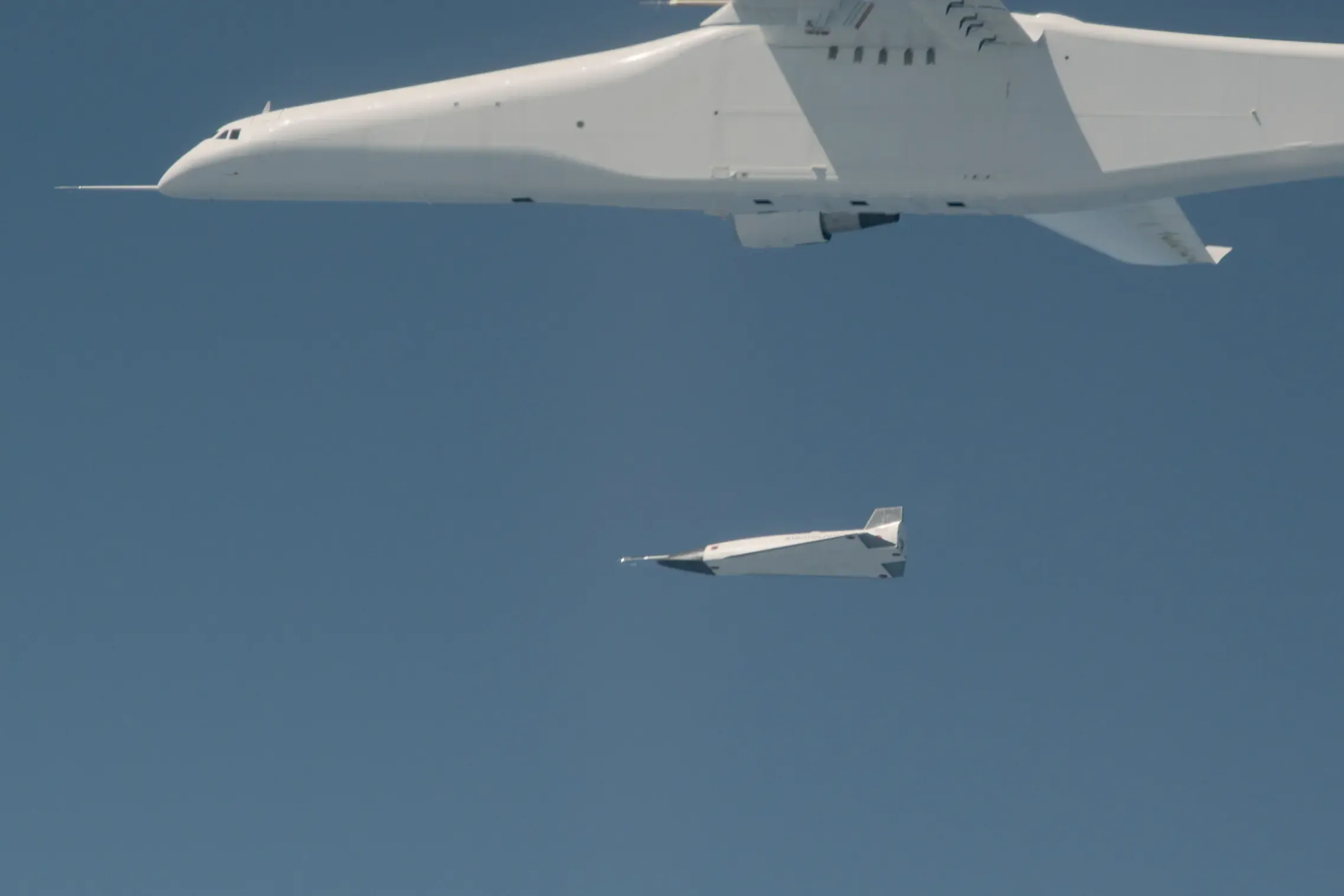 Stratolaunch успешно запустила гиперзвуковой аппарат с борта гигантского самолета Roc