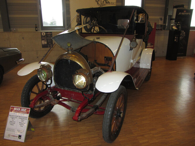 Yaxa – женевская фирма, существовавшая с 1912 до 1914 года. Её название происходит из фонетического произношения фразы Y a que ça (можно условно переложить как «единственная из всех», или «ничего кроме»). Единственная модель компании имела двигатель объёмом 1692 «кубика» и даже выиграла довольно крупную гонку Coupe de la Gruyère 1913 года. На снимке - единственный сохранившийся экземпляр 1912 года выпуска.
