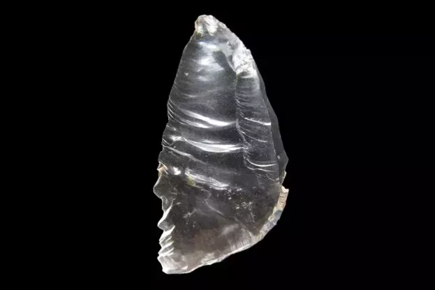 В 6000-летнем захоронении обнаружили сотни сверкающих кристаллов